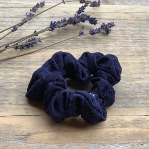 Scrunchie broderie blauw