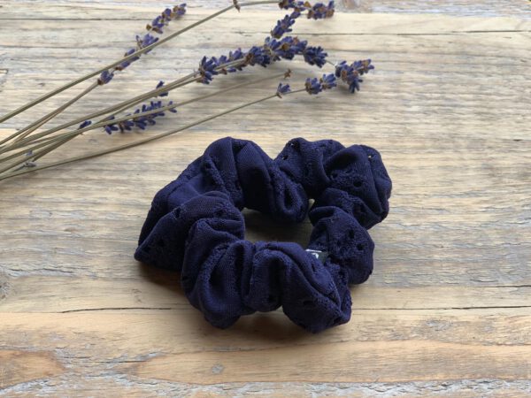 Scrunchie broderie blauw